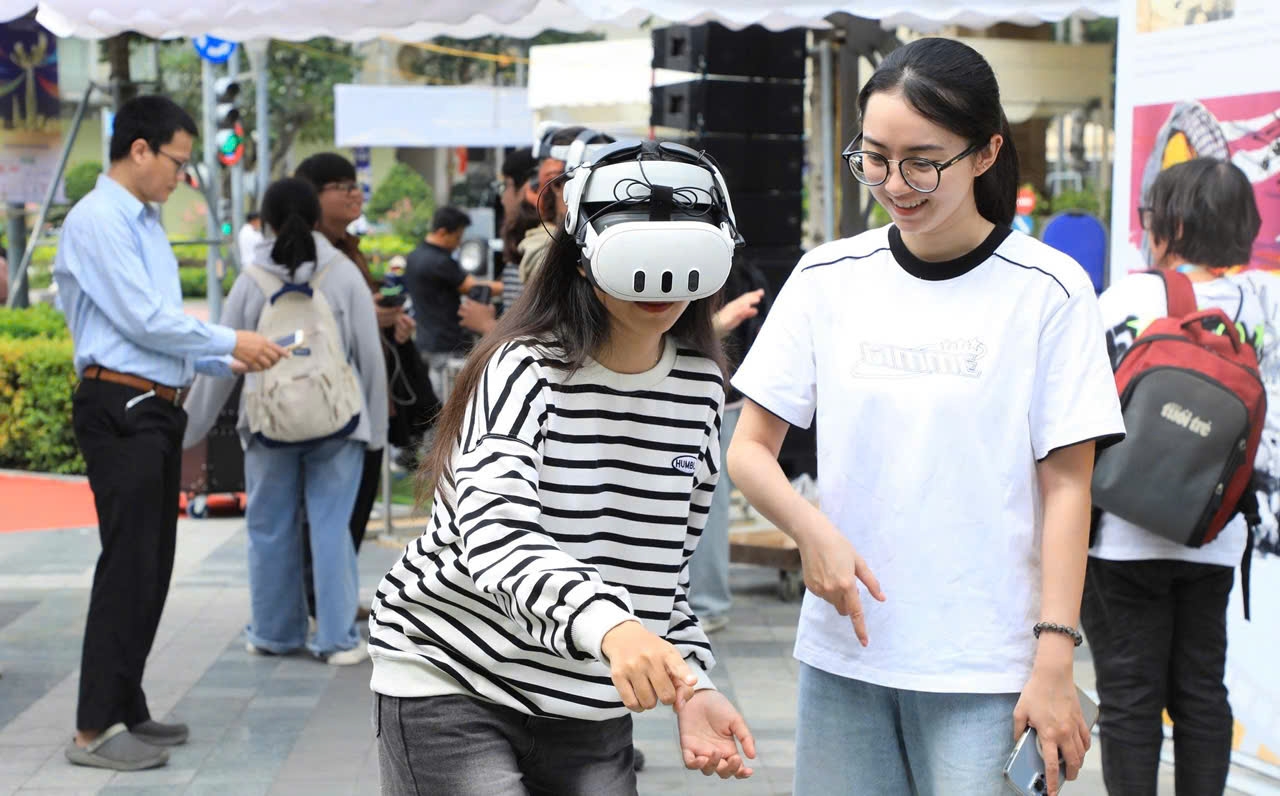 Khán giả ấn tượng không gian Triển lãm thực tế ảo của Liên hoan phim Việt Nam lần thứ XXIV