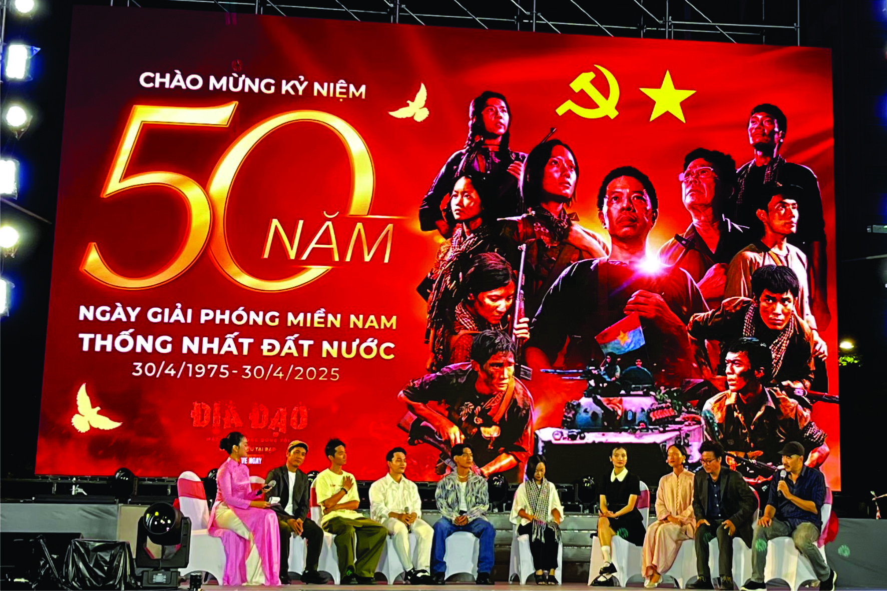 Khán giả giao lưu với đoàn làm phim "Địa đạo: Mặt trời trong bóng tối" và xem phim tài liệu lịch sử