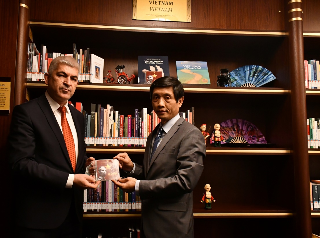 Trao tặng đĩa DVD phim tài liệu  HỒ CHÍ MINH - Chân dung một con người cho Thư viện Phủ Tổng Thống Thổ Nhĩ Kỳ