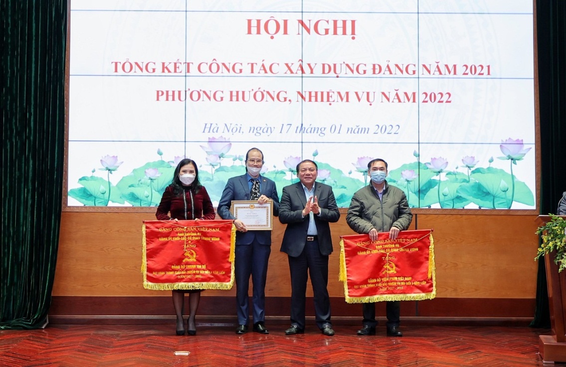 Đảng Bộ Viện Phim Việt Nam được tặng cờ hoàn thành xuất sắc nhiệm vụ tiêu biểu 5 năm liền (2017 - 2021)